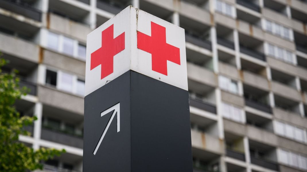 Ein Schild mit einem roten Kreuz weist den Weg zur Notaufnahme des KRH Klinikum Region Hannover Klinikum Siloah.