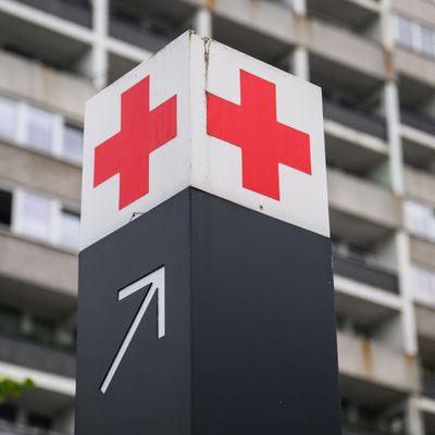 Ein Schild mit einem roten Kreuz weist den Weg zur Notaufnahme des KRH Klinikum Region Hannover Klinikum Siloah.