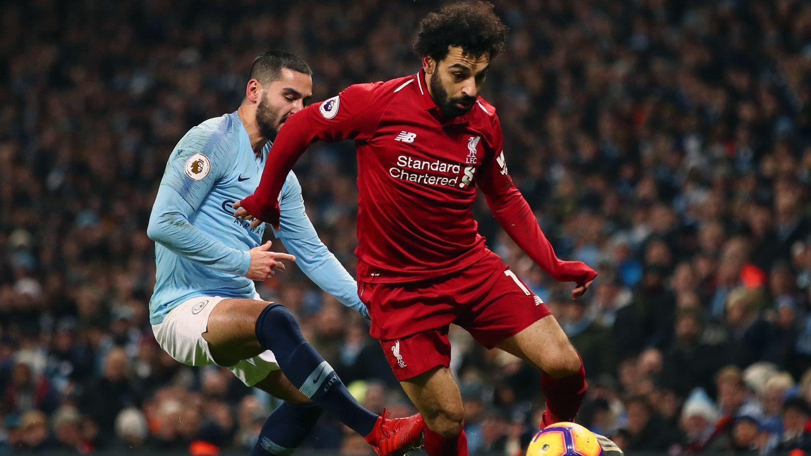 
                <strong>Premier League (England)</strong><br>
                In der Premier League geht es im Kampf um den Titel ebenfalls richtig zur Sache. Die beiden Protagonisten sind dabei der amtierende Meister Manchester City um Ilkay Gündogan (li.) und der amtierende Tabellenführer FC Liverpool um Torjäger Mohamed Salah (re.) und den deutschen Trainer Jürgen Klopp. Die "Reds" liegen derzeit mit 79 Punkten zwei Zähler vor ManCity. Aber: Die Guardiola-Elf hat noch ein Nachholspiel in der Hinterhand. Während die "Skyblues" die Titelverteidigung perfekt machen könnten, wäre eine Liverpool-Titel fast historisch. Der frühere englische Rekordmeister wartet schon seit 1990 auf den 19. nationalen Meistertitel. Ein direktes Duell gibt es übrigens in der laufenden Saison zwischen ManCity und Liverpool nicht mehr, die wurden beide schon ausgetragen (2:1, 0:0).
              