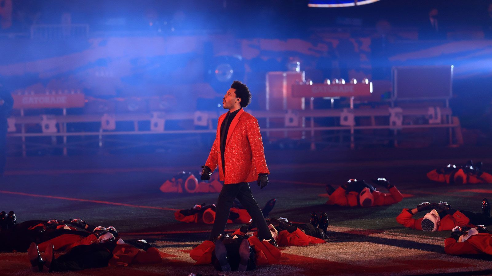 
                <strong>Das musikalische Finale</strong><br>
                Inmitten seiner ganzen Doubles gab der Künstler zum Ende der Halftime-Show noch seinen wohl berühmtesten Song zum Besten: "Blinding Lights".
              