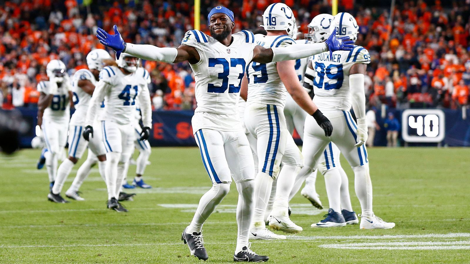 
                <strong>4th-Quarter-Defense der Colts </strong><br>
                Die Indianapolis Colts haben in dieser Saison keinen einzigen Punkt im vierten Viertel zugelassen. Das letzte Team, dem dieses Kunststück gelang, waren 1995 die damaligen San Diego Chargers.Sollten die Colts auch am kommenden Sonntag in Woche 6 bei den Jacksonville Jaguars (ab 19:00 Uhr im Livestream auf ran.de) die Tür im letzten Viertel zuknallen, ziehen sie mit den Chicago Bears und Detroit Lions von 1934 gleich.
              