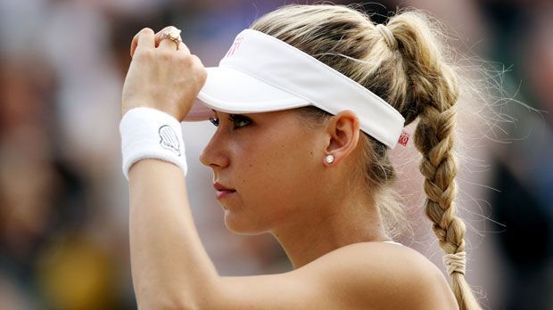
                <strong>Anna Kournikova</strong><br>
                Er kam nackt, da er sich sicher war, sie hätte trockene Klamotten für ihn. Das sagte der Obdachlose William Lepeska der Polizei, nachdem er 2005 knapp 200 Meter zum Anwesen von Anna Kournikova in Florida geschwommen war. Zuvor hatte er der ehemaligen Nummer acht der Welt bereits sexuell anzügliche Briefe und Emails geschickt. Vor einem Gericht in Miami erwirkte Kournikova anschließend eine einstweilige Verfügung gegen ihren Stalker, nach der er ihr nicht näher als 300 Meter kommen darf.
              