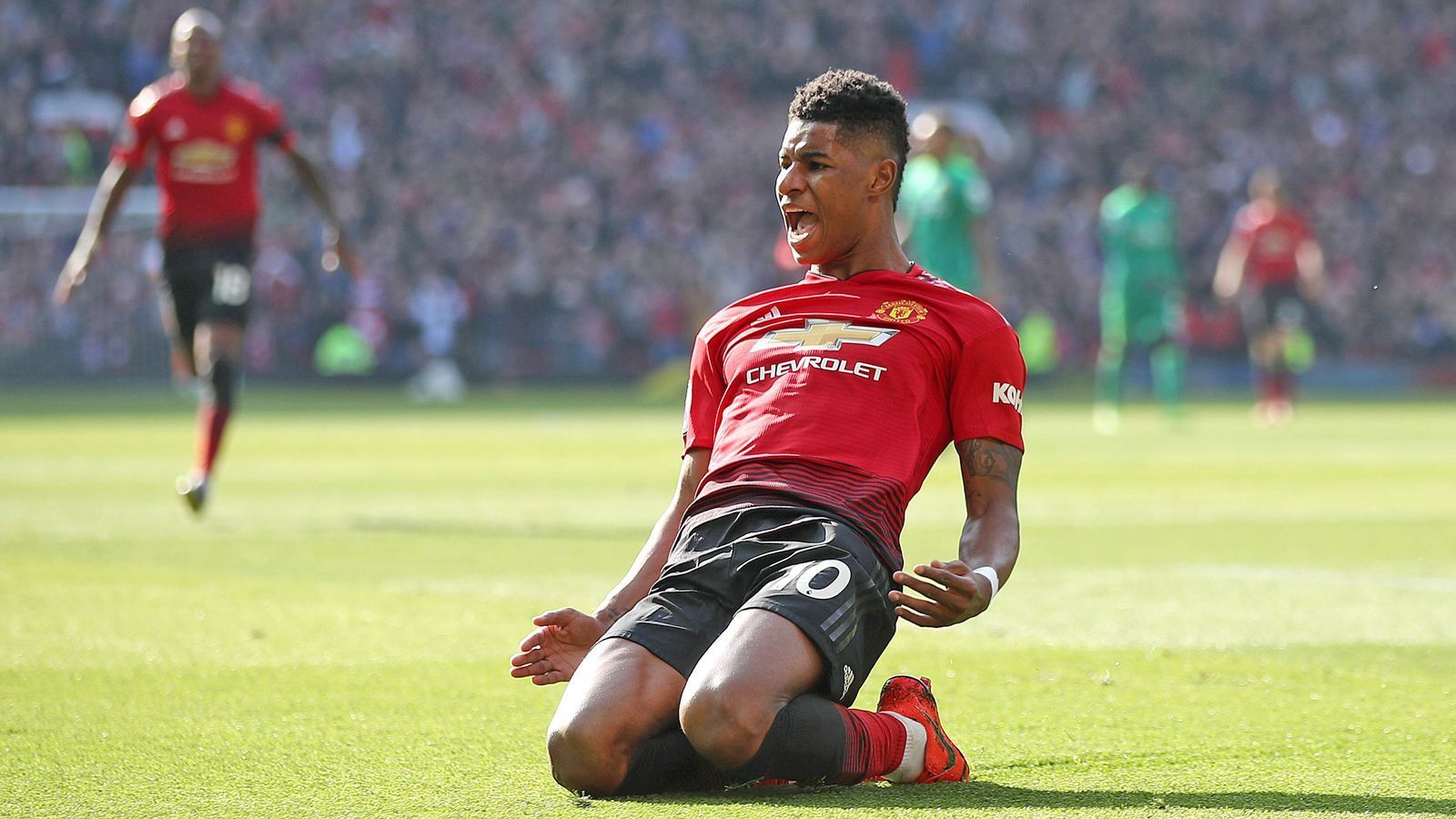 
                <strong>Marcus Rashford (Manchester United)</strong><br>
                Bei Marcus Rashford klingelt es wohl bald ordentlich in der Kasse! Wie der "Mirror" berichtet, hat Manchester United dem Offensiv-Akteur ein Mega-Vertragsangebot vorgelegt. Demnach soll Rashford für weitere fünf Jahre bei den Red Devils verlängern und in dieser Zeit bis zu 78 Millionen Pfund kassieren! Laut "Mirror" soll Rashford nämlich das alte Wochengehalt von Wayne Rooney in Höhe von 300.000 Pfund erhalten – und das mit erst 21 Jahren! Mit diesem Wahnsinnsgehalt wäre er aber noch nicht mal der Top-Verdiener bei Manchester United…
              