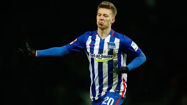 
                <strong>Mitchell Weiser (Hertha BSC)</strong><br>
                Mitchell Weiser (Hertha BSC): Seit Jahren sucht Deutschland nach geeigneten Außenverteidigern - mit dem Ende der Ära von Philipp Lahm auch auf der rechten Seite. Mit dem Berliner Weiser gibt es einen jungen, vielseitig einsetzbaren Kandidaten, der sich nach seinem Wechsel im Sommer auf Anhieb im Team der Hauptstadt etabliert. Eigentlich ist er für die U21 bei Olympia eingeplant. Weiser wird aber wohl nichts gegen einen Anruf des Bundestrainers einzuwenden haben. ran-Voting: 8 Prozent.
              