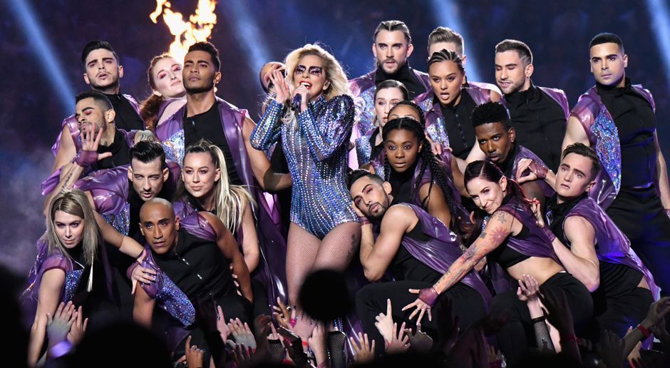 
                <strong>Super Bowl 2017: Die Halftime-Show von Lady Gaga</strong><br>
                Gruppenbild mit Star.
              