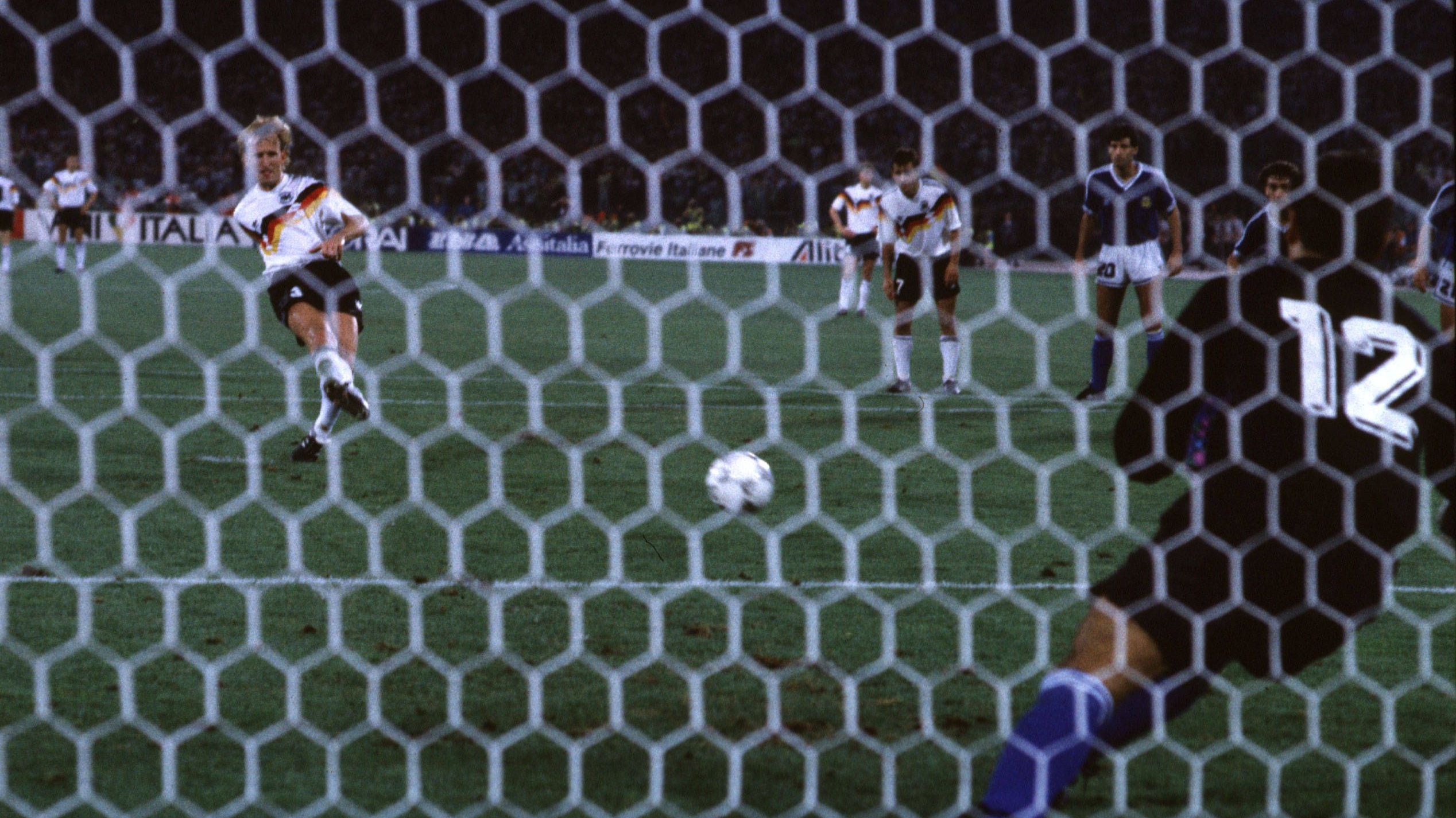 <strong>Das Tor zum WM-Titel 1990</strong><br>Brehme absolvierte von 1984 bis 1994 stolze 84 Länderspiele für die deutsche Nationalmannschaft. Das Highlight war die Weltmeisterschaft 1990. Fünf Minuten vor Ende verwandelte er im Finale gegen Italien den entscheidenden Elfmeter zum 1:0-Sieg. Bei der EM 1992 führte er die Mannschaft als Kapitän aufs Feld, nachdem sich Rudi Völler verletzt hatte.&nbsp;&nbsp;