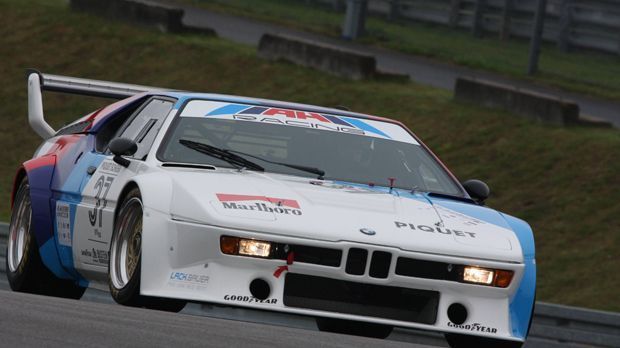 
                <strong>DRM Klassik-Pokal</strong><br>
                Beim DRM Klassik-Pokal kommen Fahrzeuge aus der Deutschen Rennsport-Meisterschaft (1971 bis 1981) zum Einsatz – darunter der Porsche 935, der legendäre Ford Capri oder der BMW M1 Procar. Liebhaber dieser historischen Rennfahrzeuge dürfen sich gleich zweimal auf rassige Renn-Action freuen, denn der DRM Klassik-Pokal wird neben der Sportscars2000 sowohl in Hockenheim als auch am Norisring bei der DTM gastieren.
              