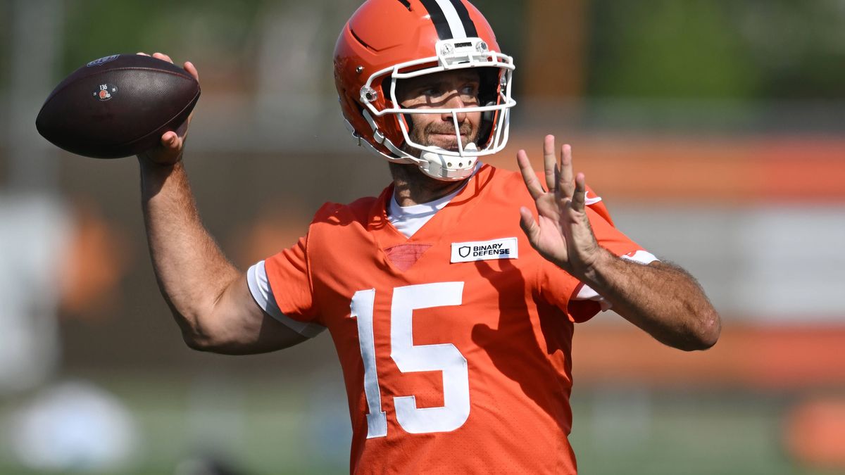 NFL, American Football Herren, USA Cleveland Browns Training Camp Jul 26, 2025; Berea, OH, USA; Cleveland Browns quarterback Joe Flacco (15) throws a pass during training camp at CrossCountry Mortg...