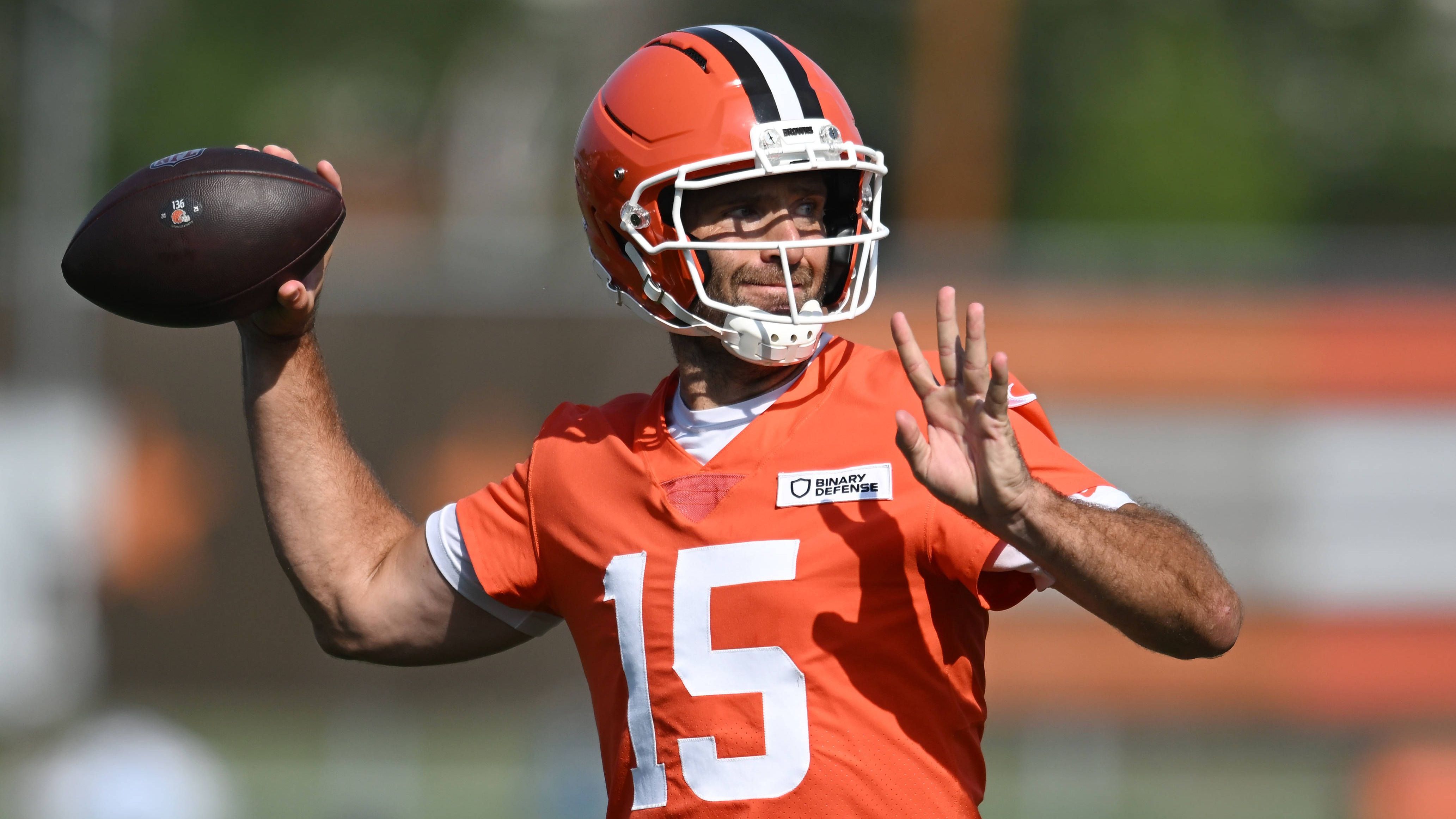 <strong>Platz 31: Joe Flacco (Cleveland Browns)</strong><br>Sechs Quarterbacks stehen bei den Browns unter Vertrag, <a data-li-document-ref="91595" href="https://www.ran.de/sports/american-football/nfl/galerien/quarterback-situationen-der-nfl-teams-in-den-training-camps-indianpolis-colts-benennen-daniel-jones-zum-starting-quarterback-91595">nun hat&nbsp; Joe Flacco das Rennen gemacht</a>. Er setzt sich damit gegen die Rookies Dillon Gabriel und Shedeur Sanders sowie die Routiniers Kenny Pickett und Tyler Huntley durch. Deshaun Watson spielt keine Rolle mehr in den Planungen der Browns. Flacco bringt Erfahrung mit, aber wie viel Qualität ist noch da?