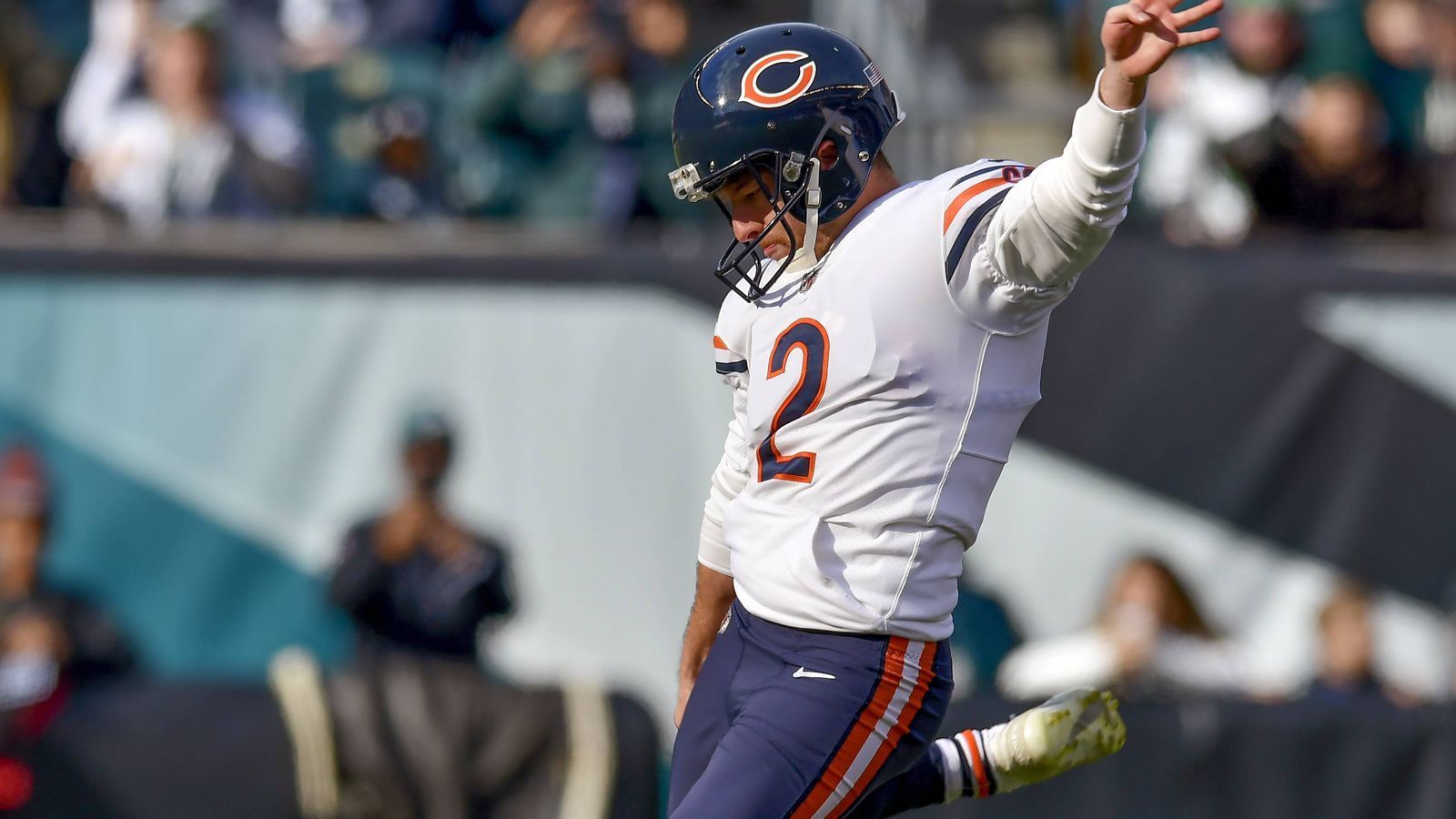 
                <strong>Cairo Santos (Chicago Bears)</strong><br>
                Die Chicago Bears haben mit Cairo Santos einen neuen Kicker verpflichtet. Das gaben die Bears offiziell bekannt. Santos wird sich dabei mit Eddy Pineiro, der letzte Saison einen guten Eindruck hinterlassen hat, ein Duell liefern. Santos hat letzte Saison bei den Tennessee Titans gespielt und dabei nur vier von neun Field Goals verwandelt. Bereits 2017 war der 28-Jährige bei den Bears, aber konnte aufgrund einer Verletzung nur zwei Spiele absolvieren.
              