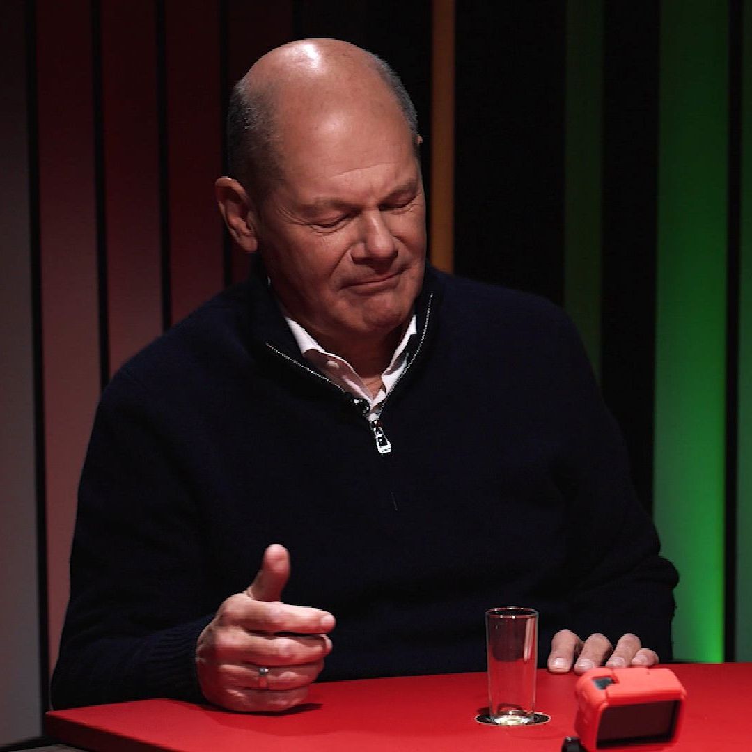 Olaf Scholz bei "World Wide Wohnzimmer" im Quiz