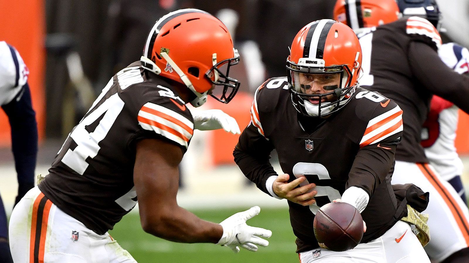 
                <strong>Cleveland Browns: Offense</strong><br>
                Quarterback Baker Mayfield führte die Cleveland Browns 2020 erstmals nach 18 Jahren in die Playoffs. In der Offense sind die Voraussetzungen definitiv gegeben, um diesen Erfolg 2021 zu wiederholen. Alle wichtigen Personalien um Running Back Nick Chubb, Tight End Austin Hooper und die Receiver Jarvis Landry und Odell Beckham Jr., der nach einem Kreuzbandriss zurückkehren wird, bleiben in Ohio, zudem unterzeichnete Passempfänger Rashard Higgins einen neuen Kontrakt - Bedarf besteht auf dieser Seite des Balles eher nicht, da auch die Offensive Line größtenteils lieferte.
              