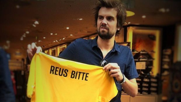 
                <strong>Marco Reus</strong><br>
                ... das merkt auch Komiker David Werker, der eigentlich nur ein Trikot von Marco Reus haben will. "Was soll hinten drauf stehen?", wird er gefragt. Seine Antwort: "Reus bitte"...
              