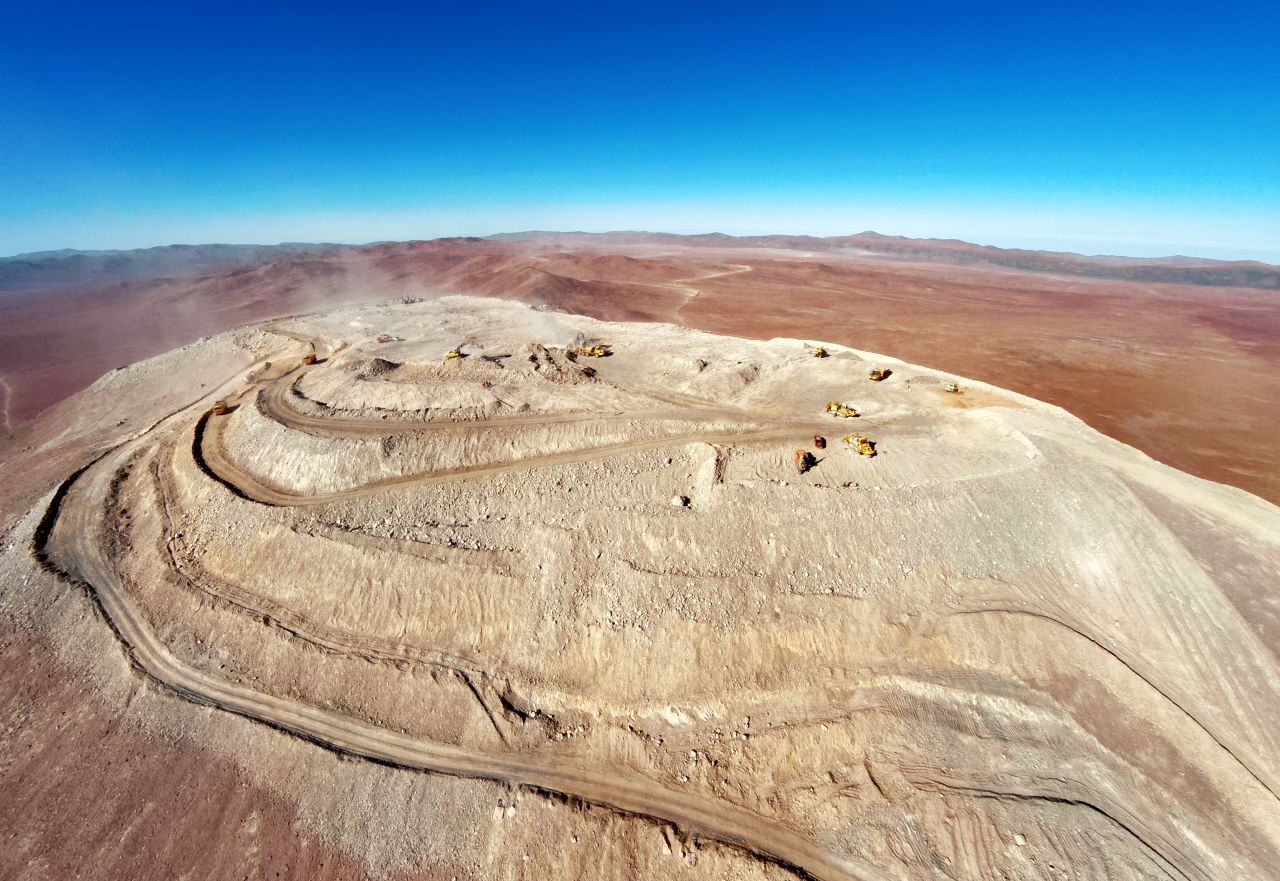 Baubeginn war 2014: Schon ein Jahr später hatten die Bauarbeiter die gesamte Kuppe des 3046 Meter hohen Cerro Armazones für den Standort des Teleskops eingeebnet.