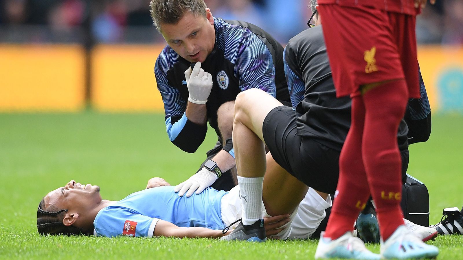 
                <strong>Leroy Sane gegen Liverpool</strong><br>
                In der 9. Minute dann der Schockmoment: Sane will leicht von Trent Alexander-Arnold bedrängt einen langen Ball stoppen, verdreht sich dabei allerdings das rechte Knie. Ohne gegnerische Einwirkung geht der 23-Jährige zu Boden und hält sich sofort mit schmerzverzerrtem Gesicht das Knie. Die medizinische Abteilung von Manchester City macht sich sofort auf den Weg auf den Platz.
              