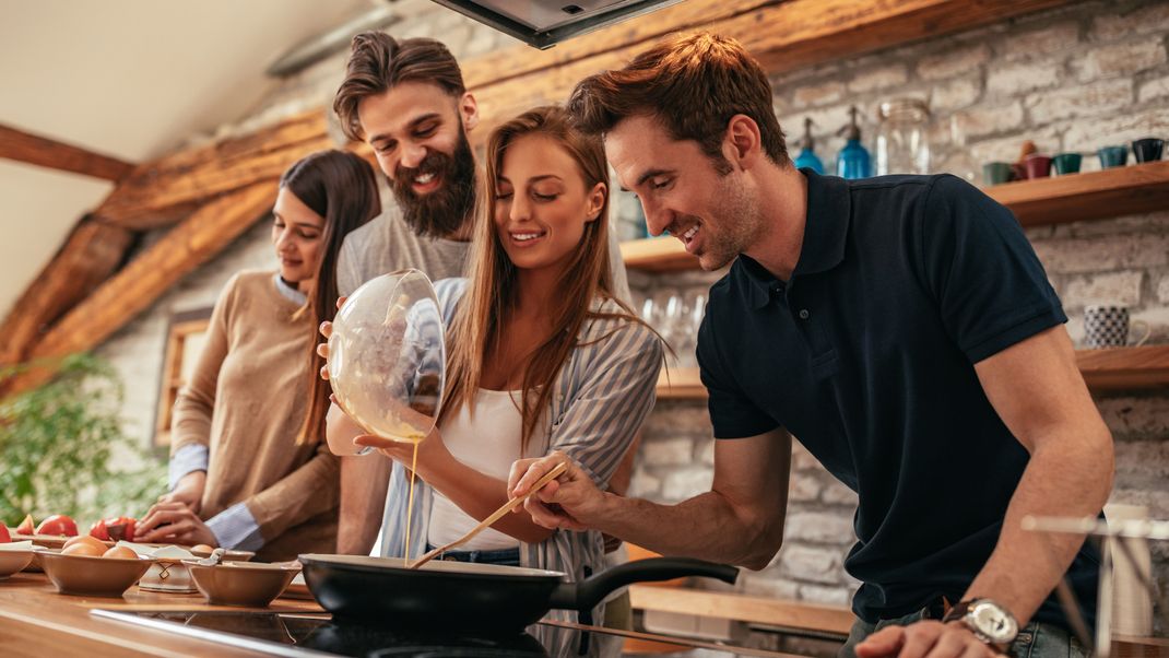 Mit ein paar einfachen Tipps und Tricks, sparst du nicht nur bares Geld beim Kochen, sondern tust der Umwelt auch noch etwas Gutes.