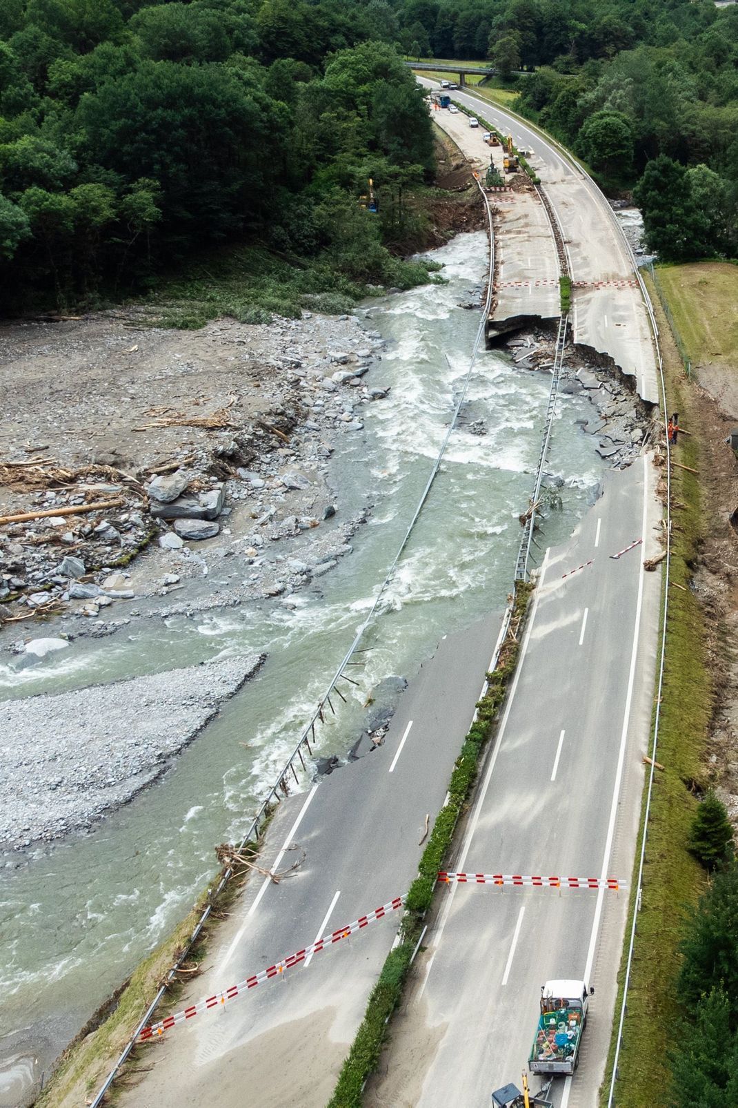 Ein verheerendes Bild zeigte sich nach dem starken Unwetter am Freitag (21. Juni) auf der A13 in der Schweiz (oberhalb von Lostallo). Ein Teilabschnitt der Autobahn wurde unterspült und weggerissen.