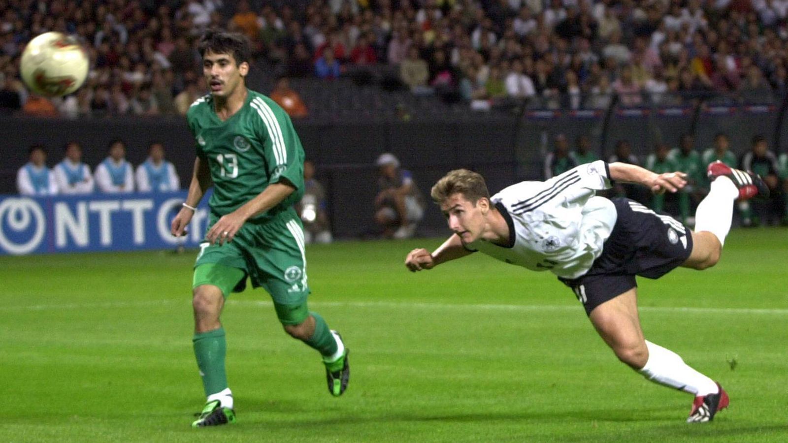 
                <strong>2002 in Südkorea/Japan (Vize-Weltmeister)</strong><br>
                Torfestival und höchster deutscher WM-Sieg: Saudi-Arabien wird mit 8:0 vom Platz gefegt. Miroslav Klose glänzt mit drei Treffern.
              