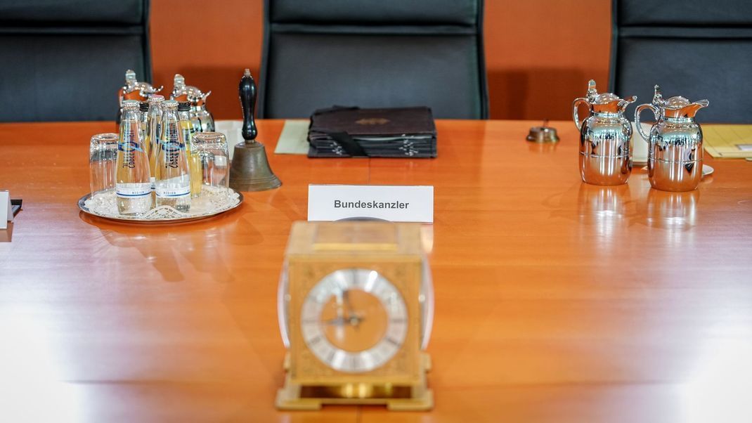 Am Kabinettstisch wird künftig die neue schwarz-rote Regierung von Friedrich Merz (CDU) Platz nehmen. (Archivbild)