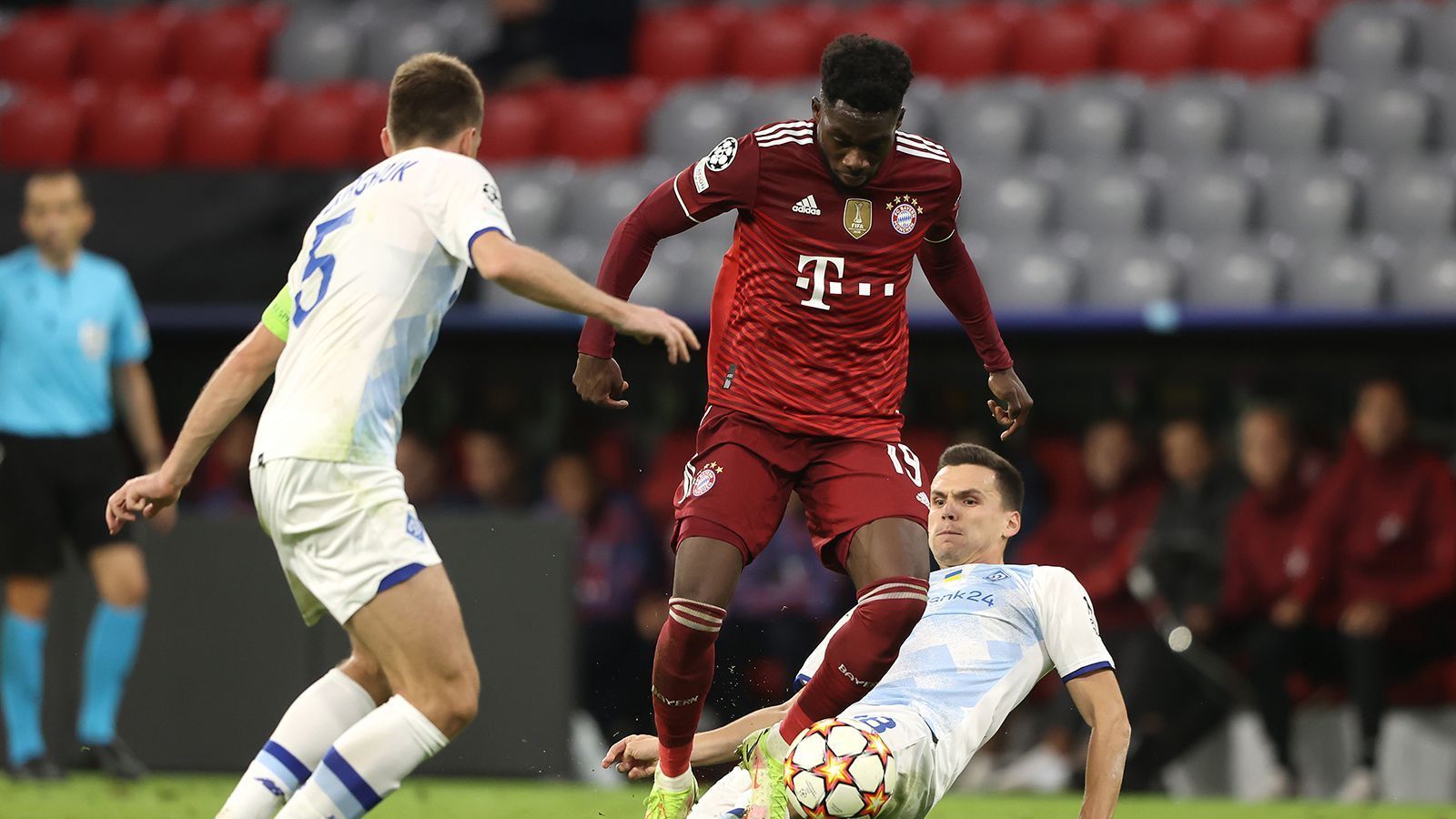 
                <strong>Alphonso Davies</strong><br>
                Zu Beginn aktivster Münchner, der mit seinen schnellen Flügelläufen für Gefahr sorgen wollte. Findet in letzter Konsequenz aber keine Abnehmer. Verzweifelt immer wieder am italienischen Schiedsrichter, der ihn – aus seiner Sicht – allzu oft unnötig zurückpfiff. Wird in der 69. Minute für Pavard ausgewechselt. ran-Note: 3
              