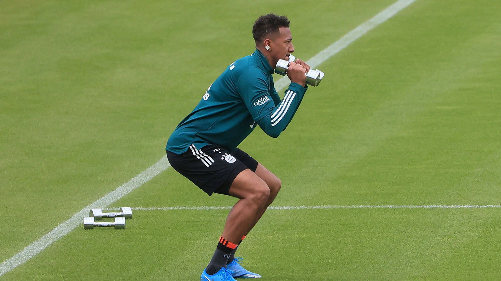 
                <strong>Jerome Boateng</strong><br>
                Für 13,5 Millionen Euro wechselte Boateng 2011 von Manchester City nach München. Der FC Bayern habe sich damals sehr um ihn bemüht und habe ihn trotz Verletzung verpflichtet, berichtet der Innenverteidiger in einem Klub-Video zu seinem Abschied. Diese Investition lohnte sich aus Münchner Sicht, denn Boateng wurde auf Anhieb zum Stammspieler. 2013 leitete er mit einem langen Ball das Münchner Siegtor im Champions-League-Finale gegen Borussia Dortmund durch Arjen Robben ein. 
              