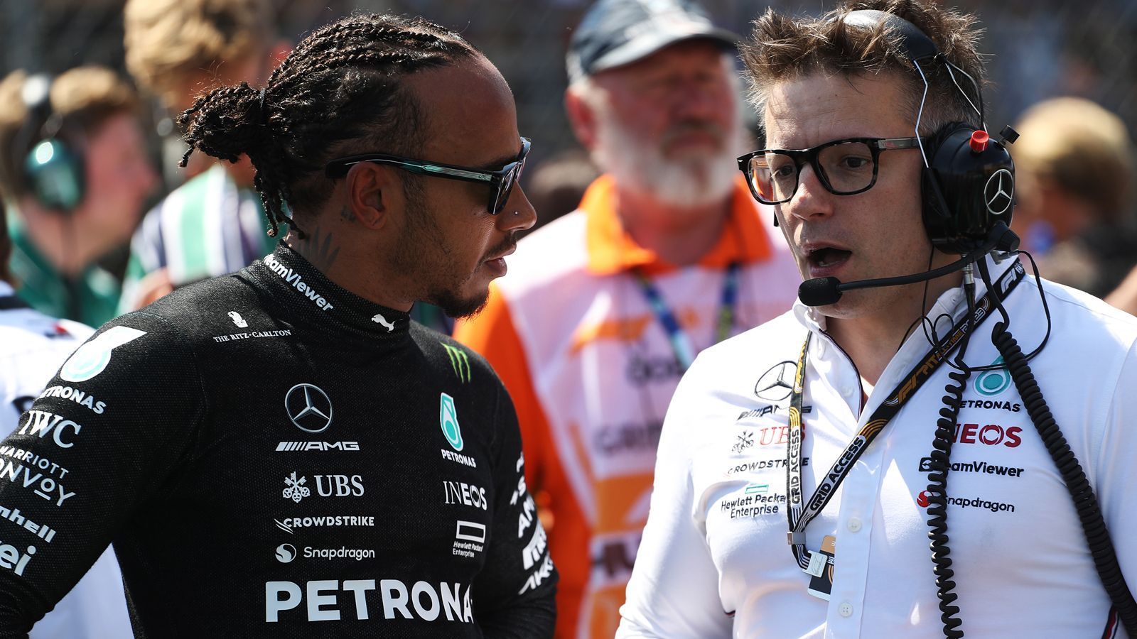 
                <strong>Verlierer: Lewis Hamilton</strong><br>
                Ganz anders lief es für Russells Teamkollegen Lewis Hamilton. Nachdem er am Samstag im Qualifying sensationell die Pole Positionen holte, verpatzte der Brite am Sonntag im Rennen dann direkt den Start und fiel sofort drei Ränge zurück. Genau dort, auf Platz vier, beendete er den Grand Prix von Ungarn dann auch und verpasste den erhofften Podestplatz. Ein Albtraum für den Briten.
              