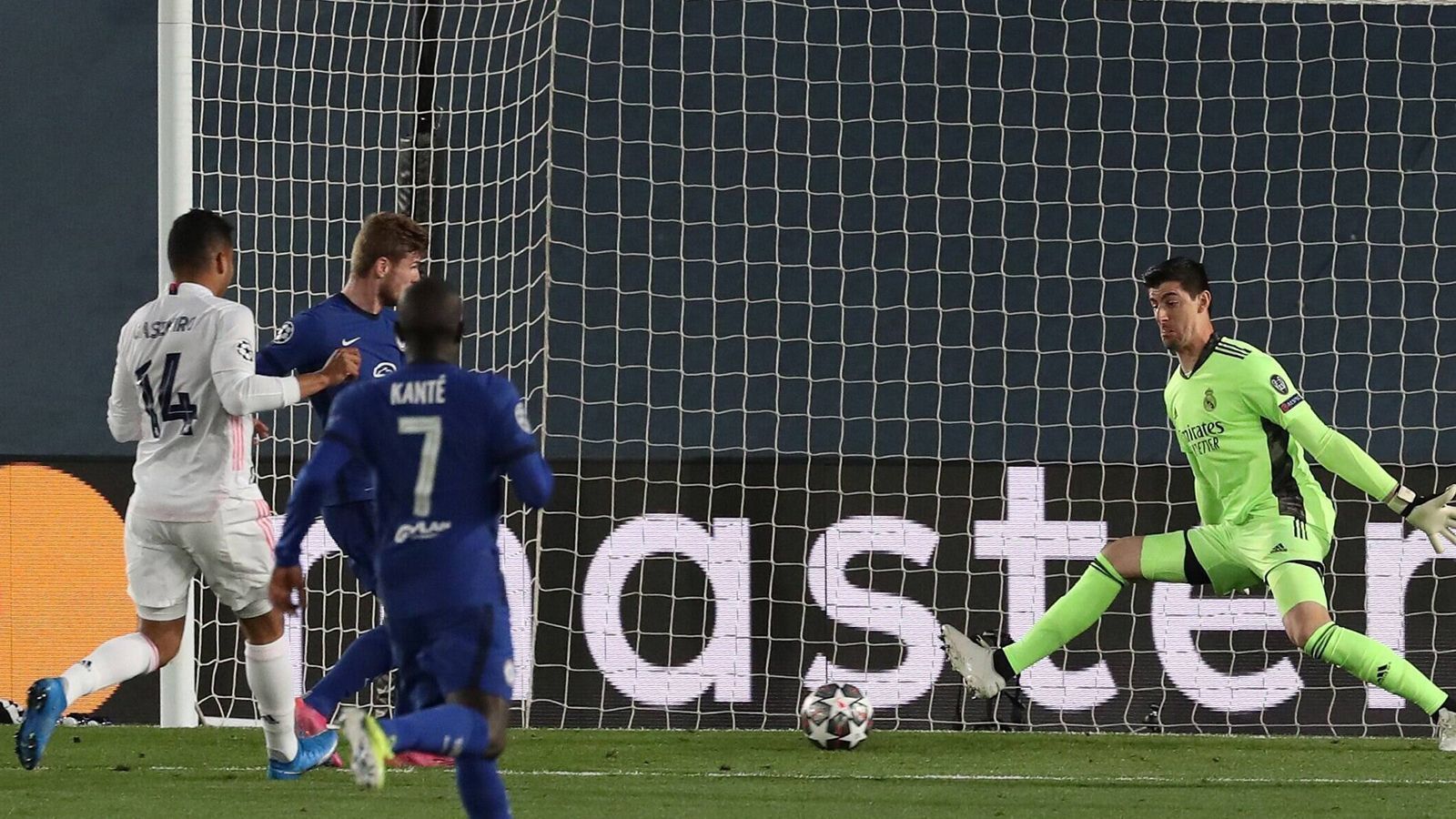 
                <strong>Werner, das muss kesseln!</strong><br>
                Nach zehn Minuten hatte Werner dann auch eine dicke Chance, schoss aber aus kurzer Distanz den stark reagierenden Real-Torwart Thibaut Courtois an. Den hätte er machen müssen!
              