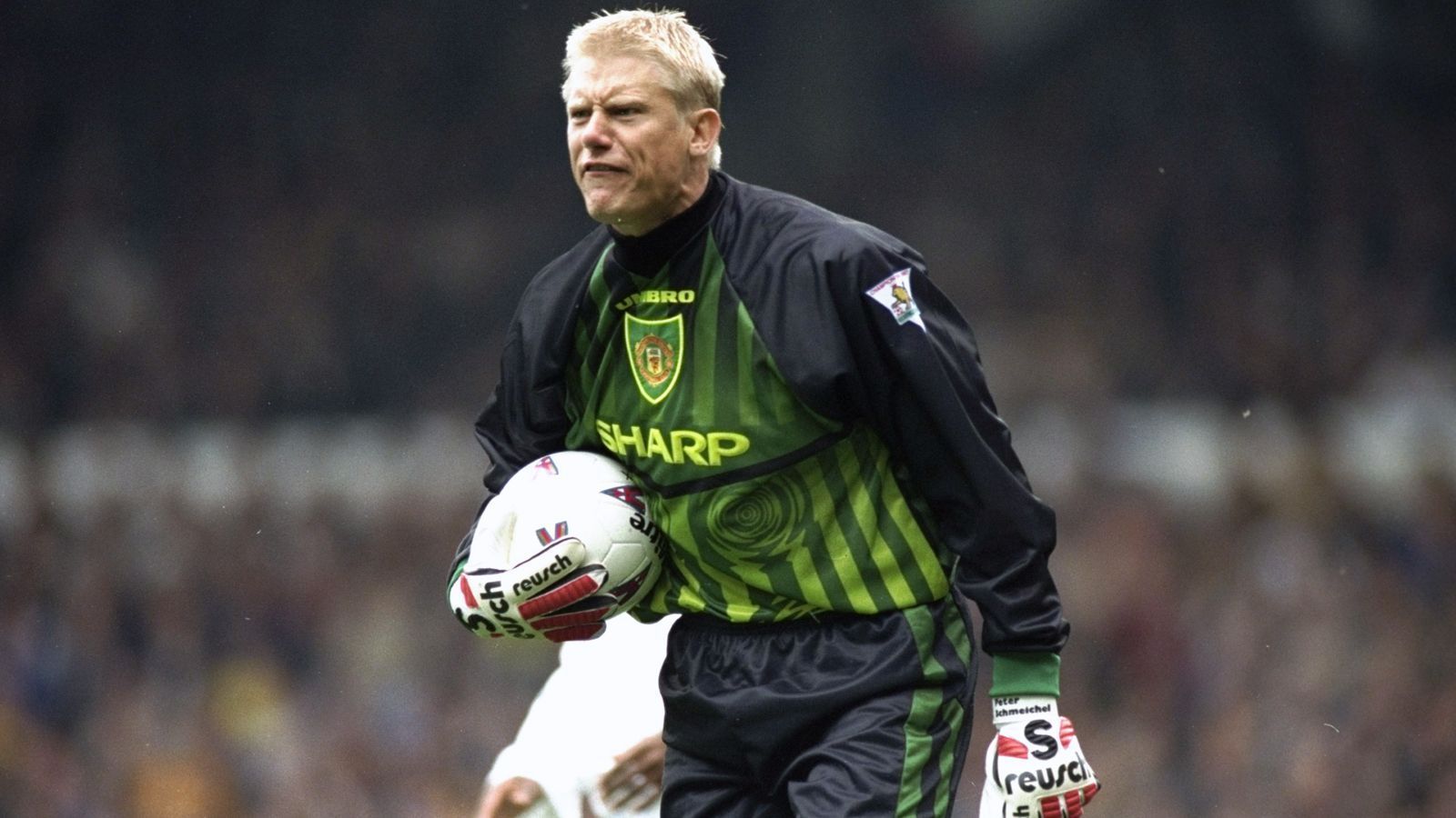 
                <strong>Tor: Peter Schmeichel </strong><br>
                Der Däne Peter Schmeichel kam 1991 als 27-Jähriger von Bröndby Kopenhagen zu Manchester United und ging 1999 als Vereins-Ikone. In diesem Zeitraum gewann der frühere Nationaltorhüter und Europameister von 1992 fünf Premier-League-Titel und zum Abschluss seiner Ära 1999 sogar das Triple. Die Fans der "Red Devils" haben dem Dänen später ob seiner tollen Leistungen sogar verziehen, dass er noch einmal nach England zurückkehrte und in der Saison 2002/03 ausgerechnet für Uniteds Stadtrivalen ManCity auflief. Bei den Citizens wurde damals auch Sohn Kasper ausgebildet, der heute als Schlussmann von Leicester City zu den besten Torhütern der Premier League zählt. Insgesamt lief Peter Schmeichel 362 Mal für ManUtd auf und dabei gelang dem 1,96-Meter-Hünen sogar ein Pflichtspiel-Tor. Nach Schmeichels Abgang brauchte United Jahre, um wieder eine würdige Nummer 1 zu finden. Sein legitimer Erbe wurde der Niederländer Edwin van der Sar.
              