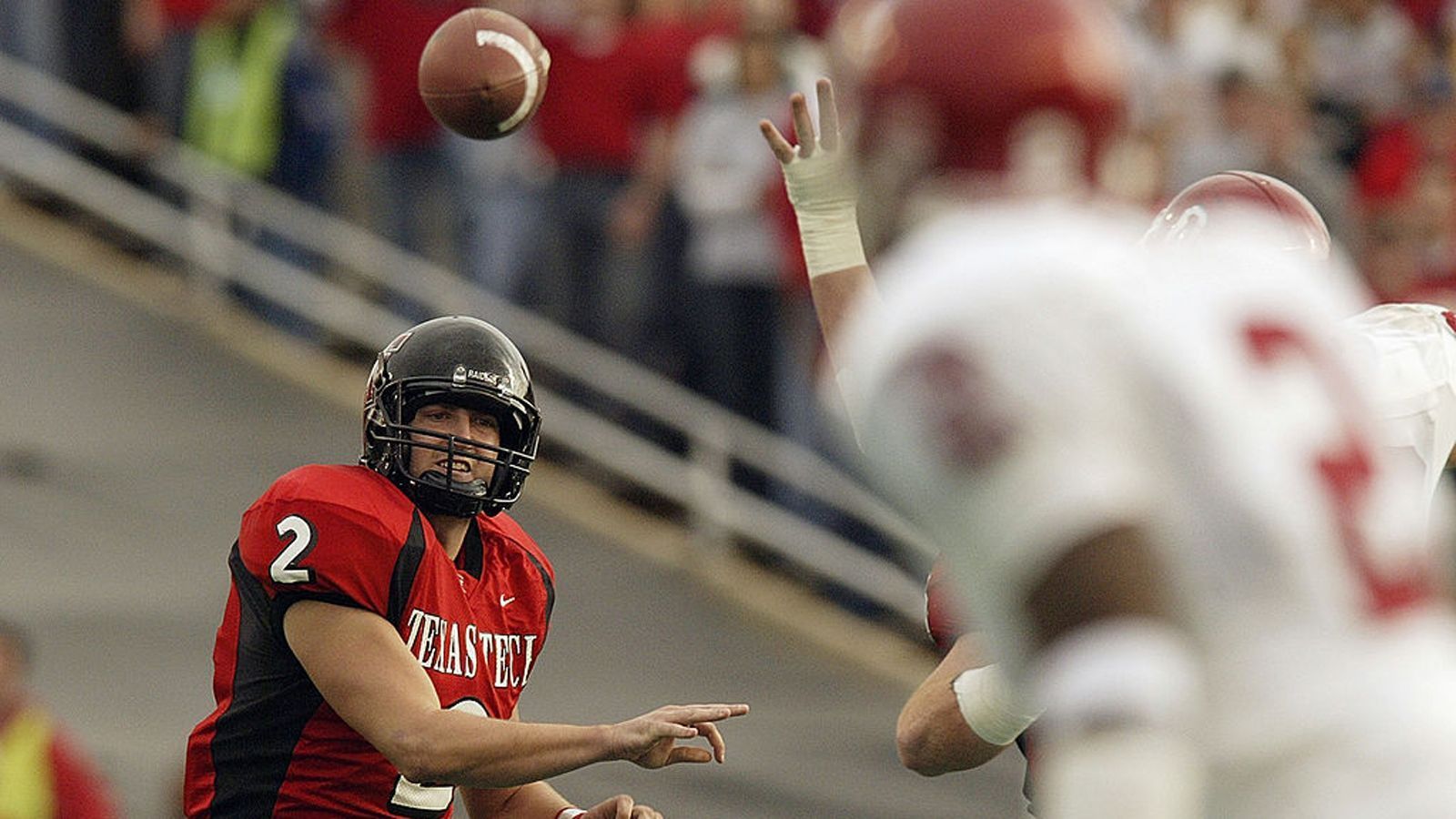 
                <strong>Die meisten Yards in einer Saison </strong><br>
                B. J. Symons (Texas Tech Red Raiders)2003: 5,976 Yards ( 5,833 Passing Yards, 143 Rushing Yards)
              