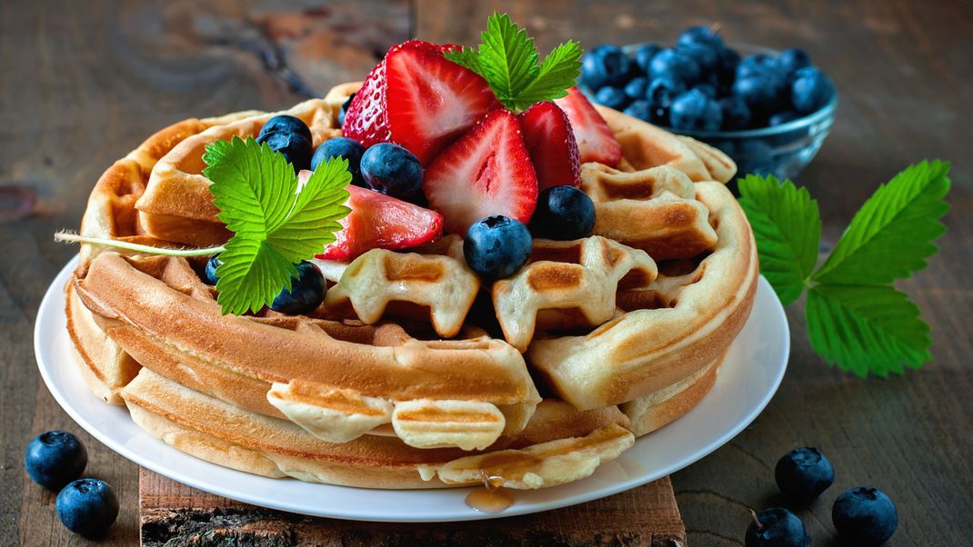 Ob nun Waffeln mit Beeren, Puderzucker, Eis oder herzhaft als Pizza - unsere Rezepte solltest du unbedingt ausprobieren!