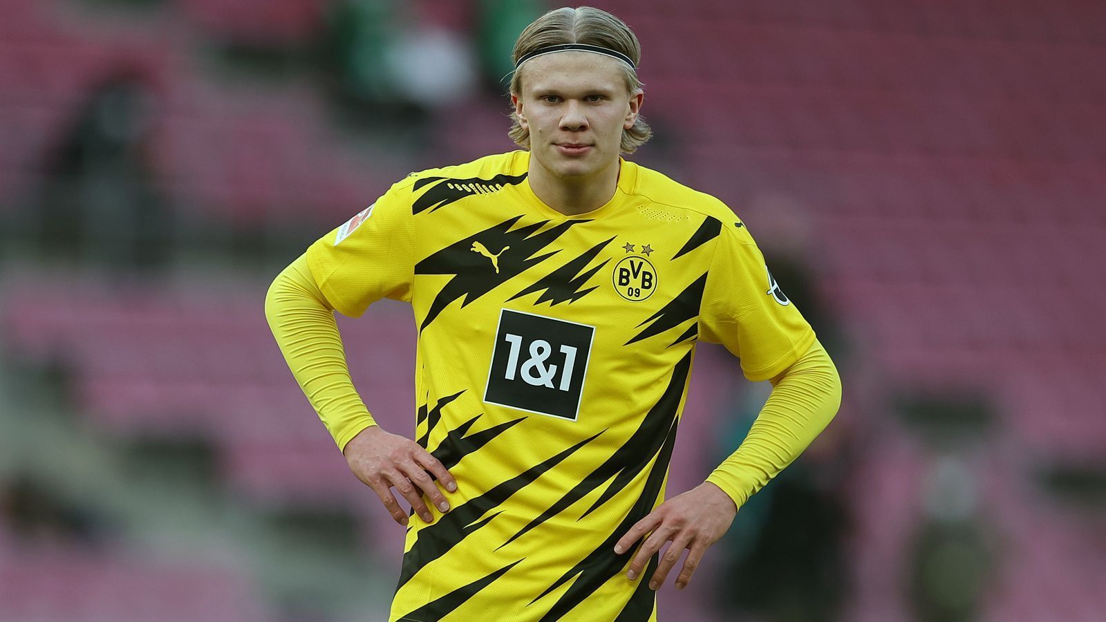 
                <strong>Angriff: Erling Haaland (Borussia Dortmund)</strong><br>
                Der jüngste Spieler unter den Bundesliga-Top-Torjägern der Saison 2020/21 ist Dortmunds Erling Haaland. Der 20-jährige Norweger erzielte 27 Treffer für den BVB, ist damit hauptverantwortlich dafür, dass die Borussia im Saisonfinish doch noch das Champions-League-Ticket buchen konnte. Zudem traf der 1,94-Meter-Hüne auch noch zwei Mal im DFB-Pokalfinale, beim 4:1-Sieg gegen RB Leipzig. Umso besser für Dortmund, dass Haaland wohl auch in der neuen Saison für den BVB auf Torejagd gehen wird. "Erling Haaland wird auch im nächsten Jahr Spieler des BVB sein. Er lässt sich nichts zu Schulden kommen und gibt Vollgas. Wie er auf der Tribüne mitgefiebert hat, zeigt, wie sehr er sich mit seinem Team identifiziert", sagte BVB-Boss Hans-Joachim Watzke nach dem Pokal-Triumph bei "Sport1".
              