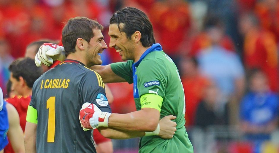 
                <strong>Casillas vs. Buffon - Zitate</strong><br>
                Welch enormen Respekt die beiden Ausnahmetorhüter füreinander aufbringen, zeigt ein Dialog auf Twitter. Auf die Aussage Casillas', er halte Buffon für den besten Torwart aller Zeiten, antwortete der Juve-Keeper: "Ich wähle nicht. Wir sind die Besten." Zu seiner sportlichen Beziehung zu Buffon meinte Casillas außerdem: "Wir haben eine gesunde, positive Rivalität. Wir schätzen uns gegenseitig, und gegen ihn zu spielen, ist immer eine Freude." Wir freuen uns auch! Das Achtelfinal-Hinspiel der Champions League zwischen Porto und Juventus - am 22. Februar ab 20:15 Uhr im Liveticker auf ran.de.
              