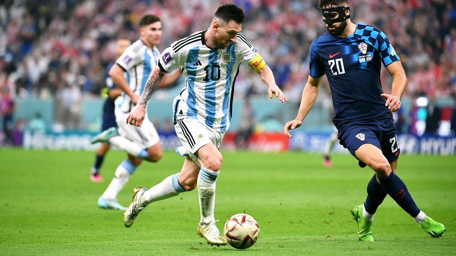 
                <strong>Die meisten Spiele bei einer WM insgesamt (geknackt, 26 Spiele) </strong><br>
                Messi hat mit dem Finale den bisherigen Rekordhalter Lothar Matthäus überholt. Der deutsche Rekord-Nationalspieler gratulierte Messi: "Ich gönne es ihm", sagte Matthäus. Messi sei "der kompletteste Fußballer unserer Zeit". Der Argentinier ist mit 26 Einsätzen alleiniger Rekordhalter und der Spieler mit den meisten Spielen bei Weltmeisterschaften insgesamt. Rekordspieler Argentiniens bei Weltmeisterschaften ist Messi schon länger: Hier hat er u.a. Diego Maradona (21 Spiele) und Javier Mascherano (20 Spiele) überholt.  
              