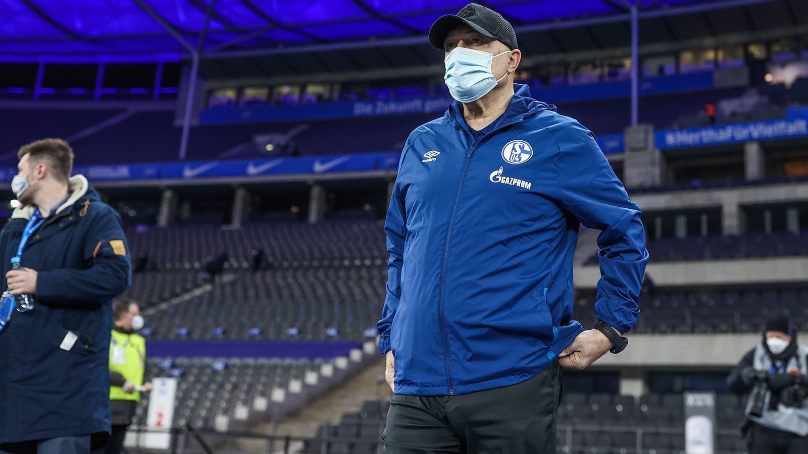 
                <strong>Christian Gross feiert Debüt bei Schalke</strong><br>
                Der Nächste, bitte! Nach David Wagner, Manuel Baum und Interimscoach Huub Stevens hat Schalke mit Christian Gross bereits den vierten Coach des Jahres vorgestellt. Kann der Schweizer die Königsblauen vor dem Abstieg retten? Sein Debüt absolvierte Gross am 14. Spieltag beim Auswärtsspiel gegen die Hertha - und musste direkt eine Packung einstecken. So lief das erste Spiel des neuen Knappen-Trainers ...
              