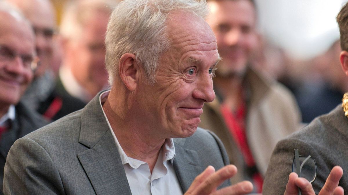 Christian Streich abseits des grünen Rasens