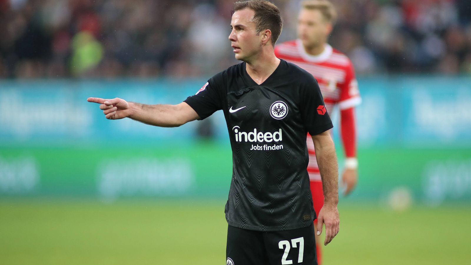 
                <strong>Mario Götze (Eintracht Frankfurt)</strong><br>
                Mario Götzes Höhenflug bei Eintracht Frankfurt geht weiter. Beim 2:1-Sieg der Hessen beim FC Augsburg ist der WM-Held von 2014 der aktivste Frankfurter: Keiner auf dem Platz hat mehr Ballkontakte (97), kein Frankfurter läuft weiter (12,09 Kilometer). Das Tor zum zwischenzeitlichen 1:1 leitet Götze mit ein. Mit 30 Jahren winkt Götze in dieser Verfassung ein WM-Comeback für Deutschland.
              