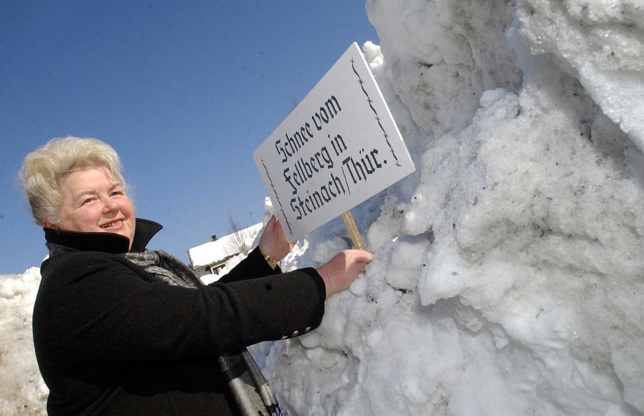 Die Stadt Steinach in Thüringen, verkaufte 2006 Schnee. Die 2.000 Euro spendete die Gemeinde einem guten Zweck.  