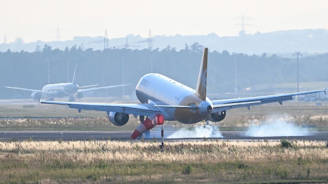 18. Juni 3025, Hessen, Frankfurt/Main: Ein Airbus A320 der Sundair setzt auf der Landebahn des Frankfurter Flughafens auf.