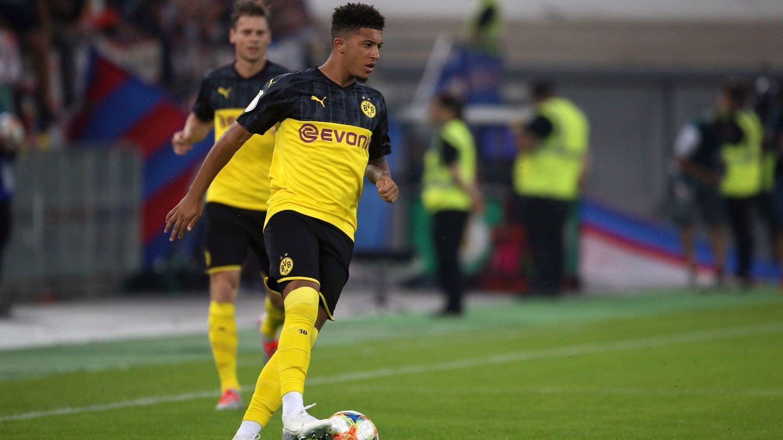 
                <strong>Jadon Sancho</strong><br>
                In den ersten 45 Minuten einer der auffälligsten Dortmunder, wechselt mit Hazard immer mal wieder die Seiten, um für Verwirrung zu sorgen. Ist aber glücklos im Abschluss, den er oft sucht, aber eben zu ungenau. So auch nach dem Seitenwechsel. Geht in der 76. Minute runter. ran-Note: 3 
              