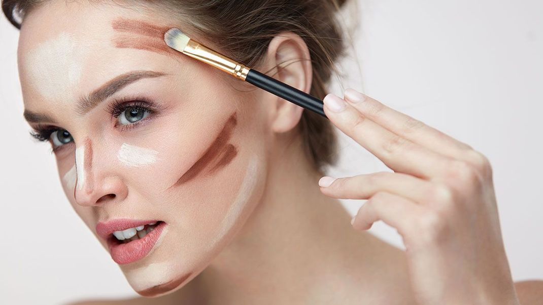 Wie funktioniert Contouring richtig? Wir verraten euch die Hacks zum Nachschminken im Beauty-Artikel.