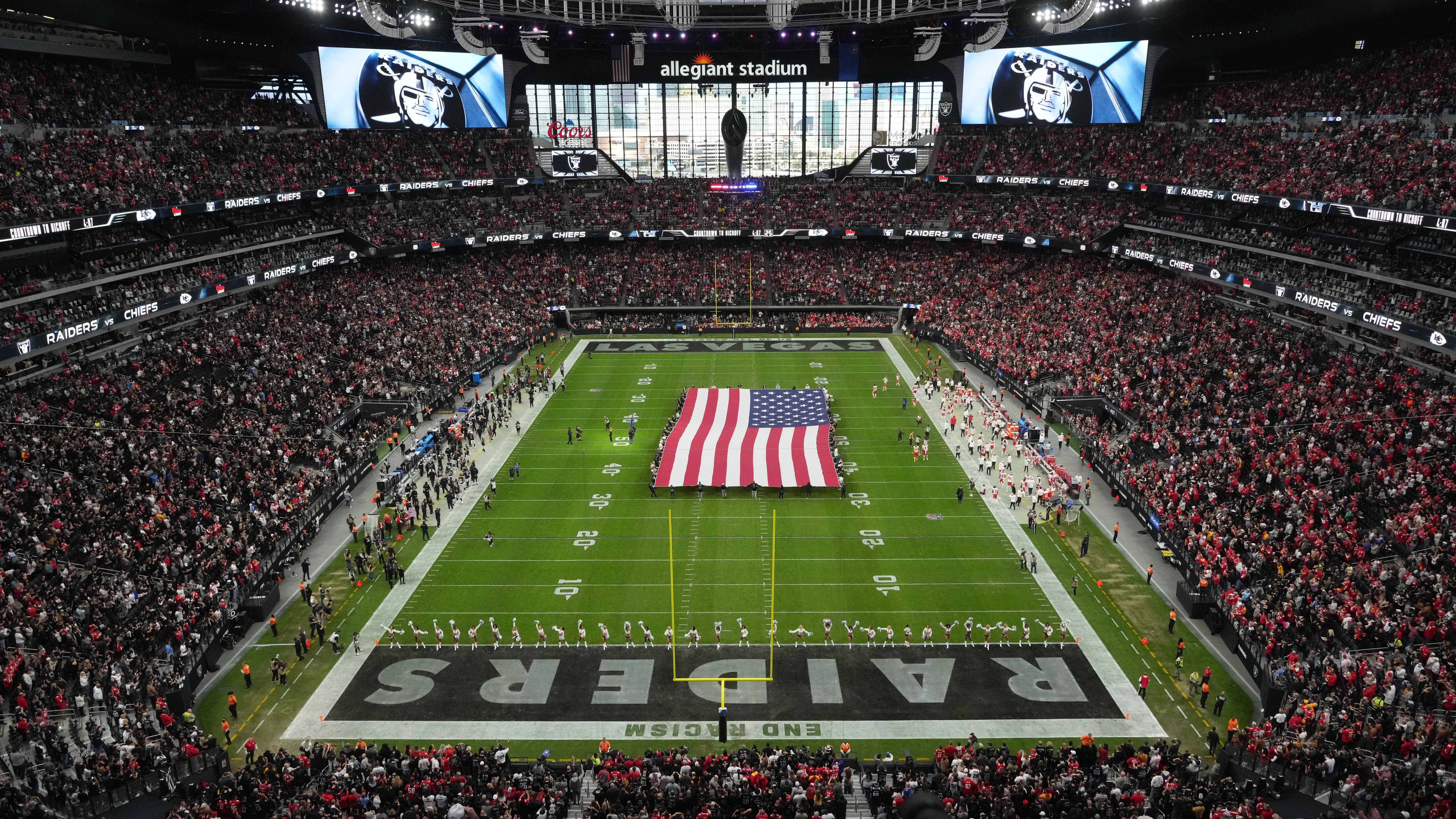 <strong>Stadionbesuch bei den Las Vegas Raiders: 1381,96 US-Dollar</strong> <br>Billigstes Ticket (vier Stück): 1235,60 US-Dollar <br>Parkplatz: 100 US-Dollar <br>Bier (zwei Flaschen): 20 US-Dollar<br>Wasser (zwei Flaschen): 14,40 US-Dollar <br>Hot Dogs (vier Stück): 12 US-Dollar