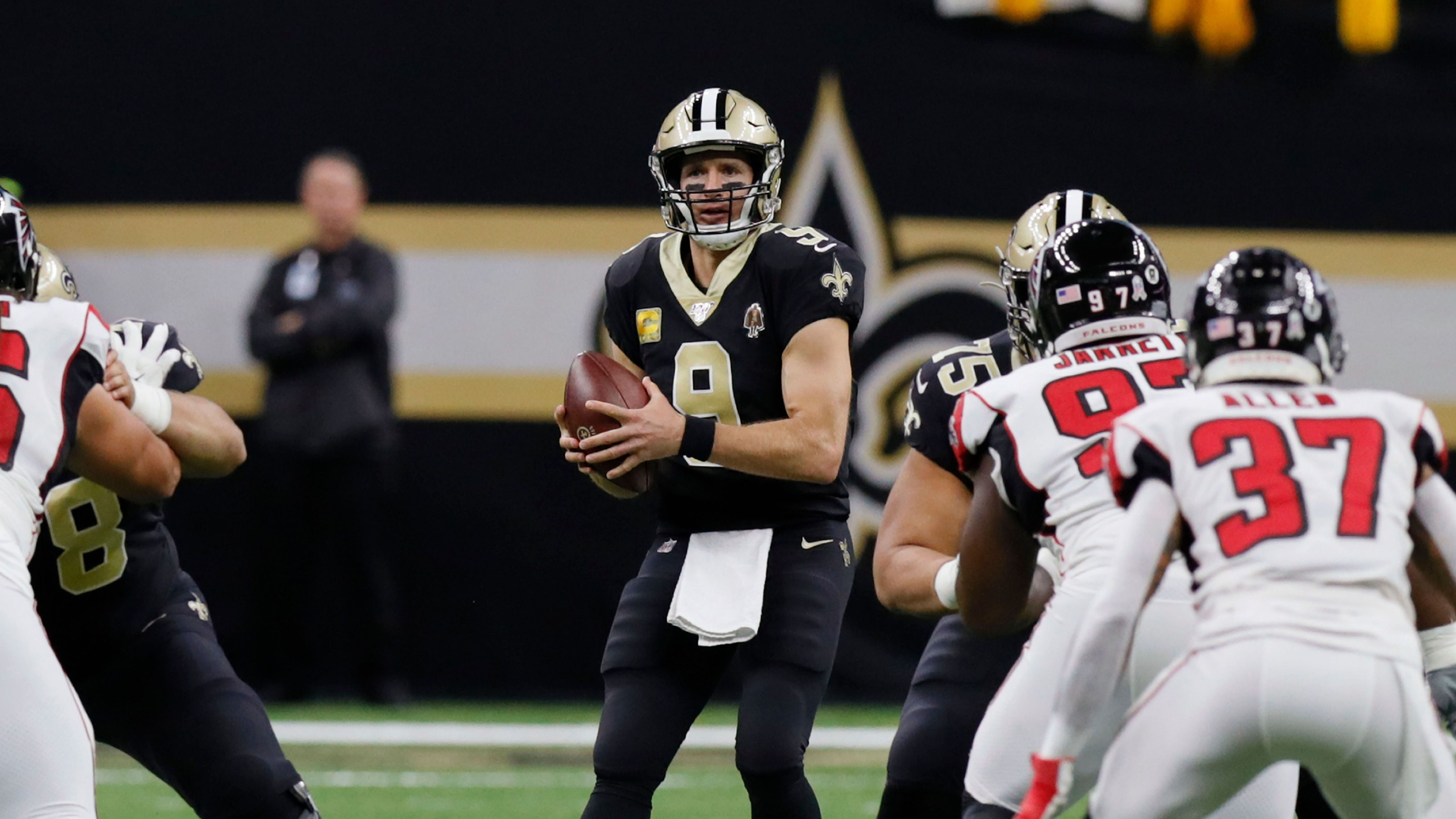 
                <strong>Verlierer: O-Line der New Orleans Saints </strong><br>
                So schont man die Knochen seines routinierten Quarterbacks nicht, liebe New Orleans Saints! Gegen die Atlanta Falcons steckte Playmaker Drew Brees satte sechs Sacks und elf Quarterback-Hits ein. Mit 9:26 gegen die bis dato 1-7 stehenden Falcons zu verlieren, deren Defense bisher durch die Bank enttäuschte, kam unerwartet und wirft Fragen auf.
              