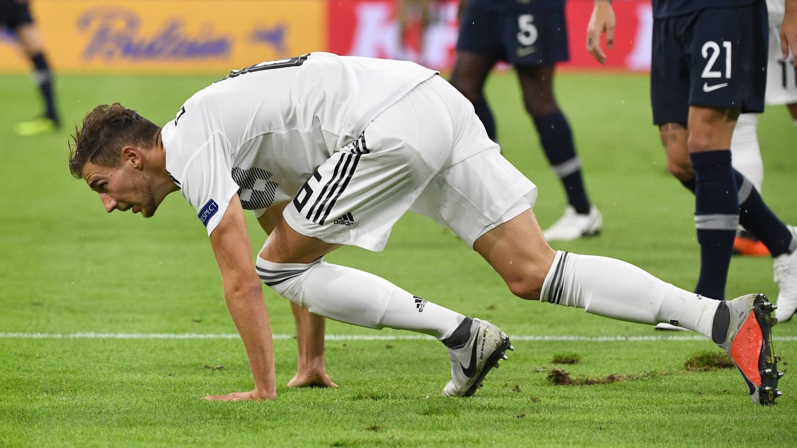 
                <strong>Goretzka muss noch deutlich zulegen</strong><br>
                Leon Goretzka kann viel besser spielen als am Donnerstagabend. Er war schwächster deutscher Spieler, kaum zu sehen, mit vielen Fehlern und einigen Fouls. Nach seinen ersten guten Auftritten im Bayern-Trikot hatte man mehr vom 23-Jährigen erwartet.
              