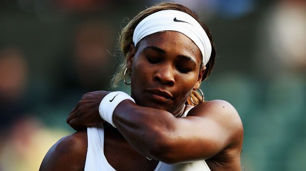 
                <strong>Serena Williams</strong><br>
                Im Falle von Williams nutzte der Stalker Patenema Ouedraogo Twitter, um sich stets über ihren Aufenthaltsort zu informieren. Er tauchte bei ihren Interview-Terminen auf, gab sich bei Homeshopping-Auftritten als ihr Assistent aus und versuchte sich Zugang zu "restricted areas" zu verschaffen. Als er 2011 in ihre Wohnsiedlung eindrang, wurde er von der Polizei verhaftet. Williams' Anwalt erwirkte eine einstweilige Verfügung, nach der sich Ouedraogo der US-Amerikanerin nur noch bis auf 150 Meter nähern darf. 
              