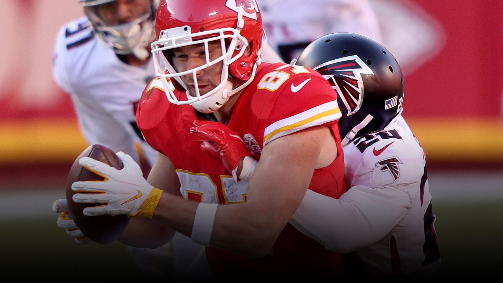 
                <strong>Week 16: Travis Kelce mit Yards-Rekord für Tight Ends</strong><br>
                Beim 17:14-Sieg der Kansas City Chiefs gegen die Atlanta Falcons brachte es Travis Kelce auf 98 Receiving Yards, insgesamt steht der 31-Jährige nun bei 1416 Receiving Yards. Nie hatte ein Tight End in einer Saison mehr. Damit verbesserte Kelce den Rekord von George Kittle von den 49ers, dessen bisherige Bestmarke von 1377 Yards knackte Kelce im letzten Viertel. Schon seit Jahren liefern sich beiden wohl besten Tight Ends der Liga ein Duell mit immer neuen Rekorden. In dieser Saison hatte Kittle mit Verletzungen zu kämpfen, er gratulierte seinem Rivalen aber sofort via Twitter: "Jahr für Jahr wird die Latte höher gelegt, Glückwunsch Travis Kelce!"
              