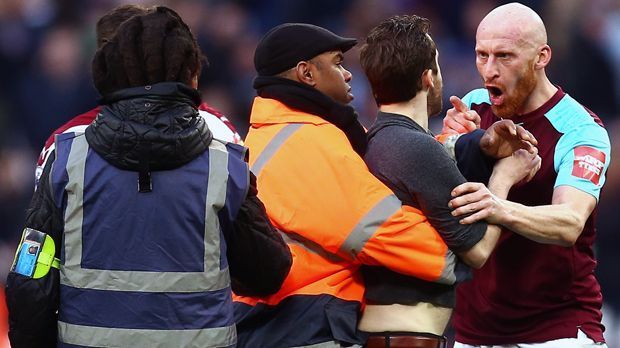 
                <strong>West Ham United: Randale bei 0:3-Pleite gegen Burnley</strong><br>
                Nachdem sich die Spieler, wie hier James Collins, zunächst selbst gegen die Flitzer erwehrten, kamen dann auch endlich die Sicherheitskräfte, ...
              