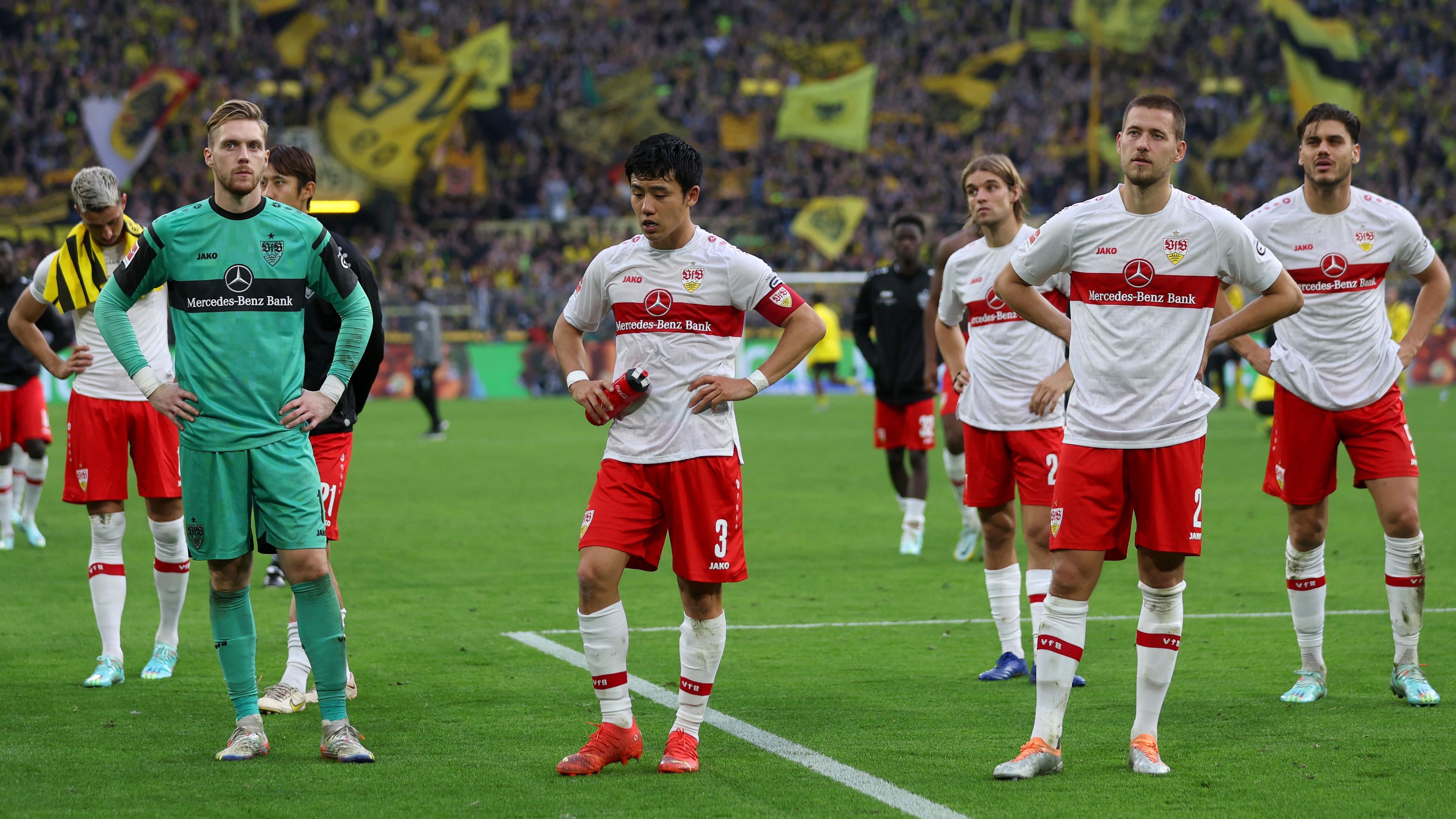 
                <strong>Flop: VfB Stuttgart</strong><br>
                Nicht viel besser sieht es im Schwabenland beim VfB Stuttgart aus. Seit 17 Auswärtsspielen ist der VfB Stuttgart ohne Sieg - die aktuell längste Serie im deutschen Profifußball. Doch nicht nur auf dem Platz, sondern auch abseits des Spielgeschehens brodelt es im "Ländle". In der Führungsriege entwickelt sich ein Machtkampf zwischen Sportdirektor Sven Mislintat und dem neuen Vorstandsvorsitzenden Alexander Wehrle. Viele Fans pochen weiter auf eine Vertragsverlängerung Mislintats - doch die Verantwortlichen scheinen vorerst andere Prioritäten zu haben. Derweil überwintert der VfB auf dem Relegationsplatz.
              