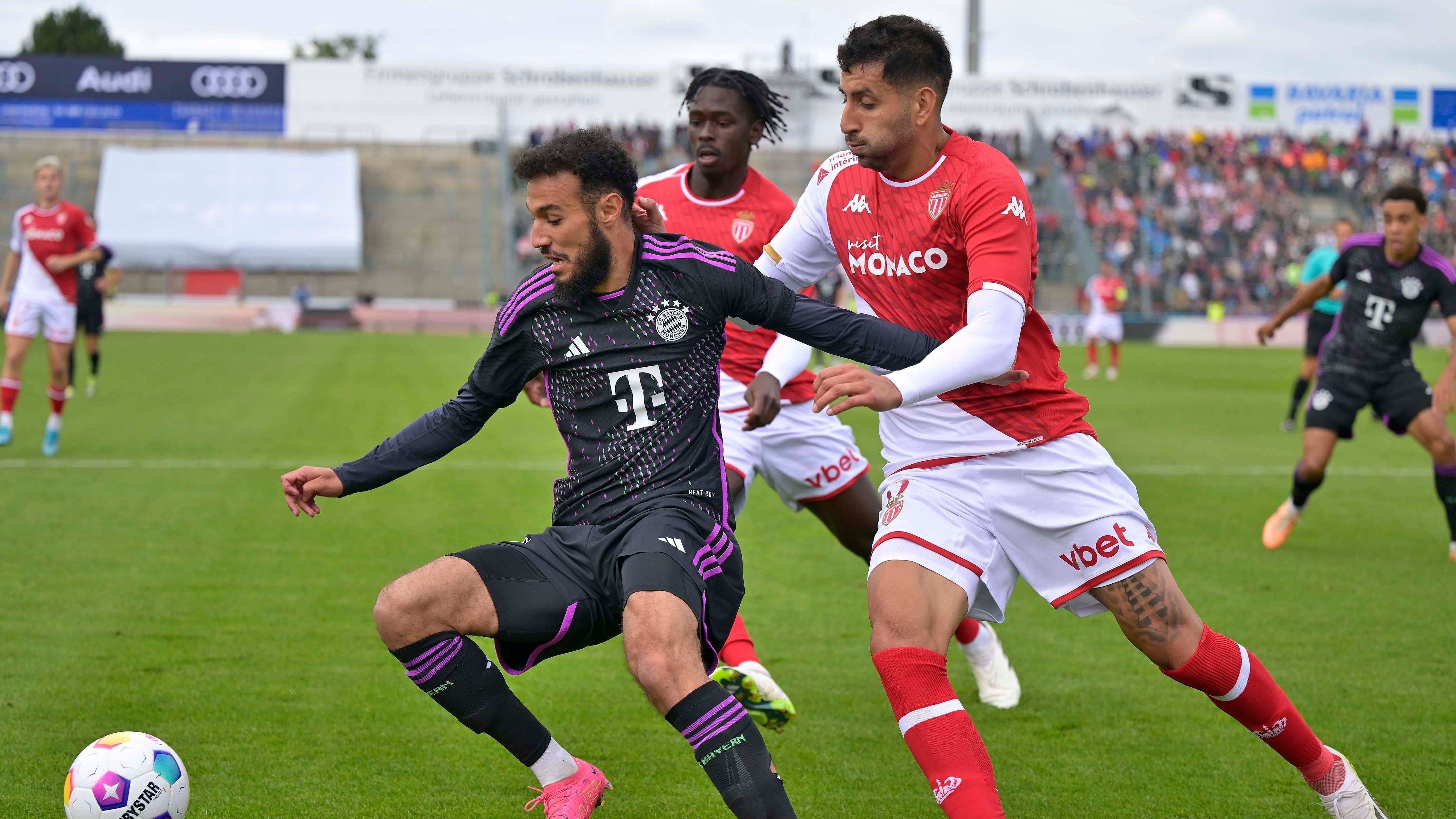 <strong>Noussair Mazraoui</strong><br>Spielt deutlich defensiver als sein Gegenüber Davies und schaltet sich eher selten in die Offensive ein. Schenkt der AS Monaco durch ein unüberlegtes Foul den Elfmeter zum zwischenzeitlichen 2:3. Wird in der zweiten Halbzeit durch Josip Stanisic ersetzt. <strong>ran-Note: 4</strong>