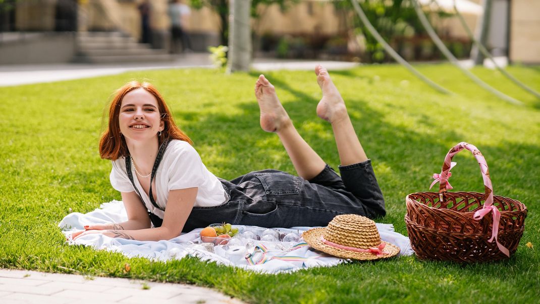 Wo lässt es sich schöner picknicken als auf sattem Grün? Damit Rasen so dicht wird, solltest du ihn sanden!