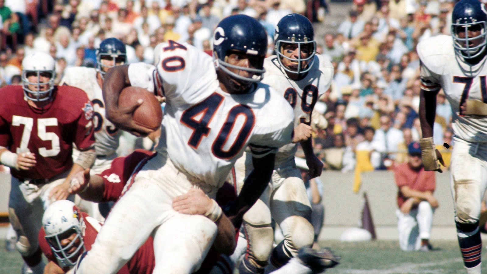 <strong>40: Gale Sayers</strong><br>Team: Chicago Bears<br>Position: Running Back<br>Erfolge: Pro Football Hall of Famer, fünfmaliger All-Pro, viermaliger Pro Bowler<br>Honorable Mentions: Elroy Hirsch, Mike Alstott
